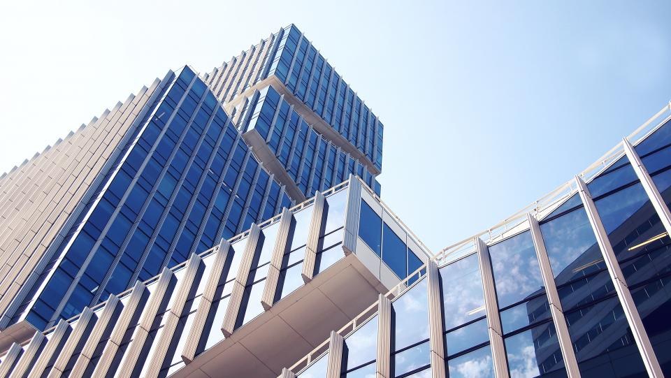 Fachada de edifício comercial com vidros azuis contra o céu